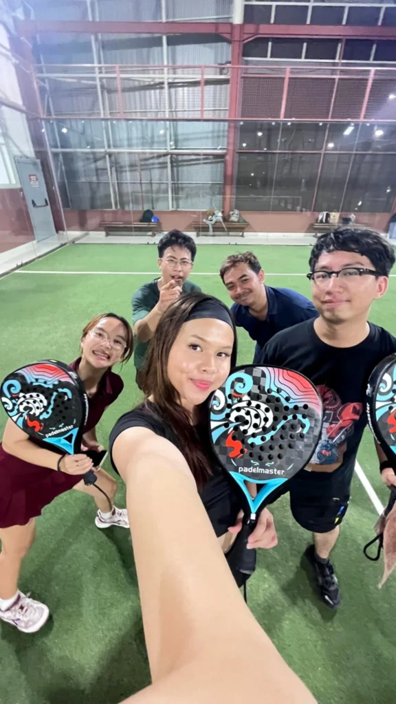 Kegiatan karyawan olahraga padel