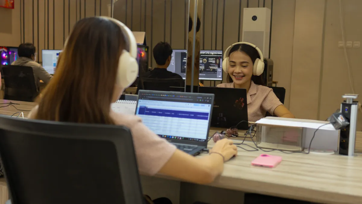 suasana ruangan kerja anak-anak gen z dan milenial rantaeus